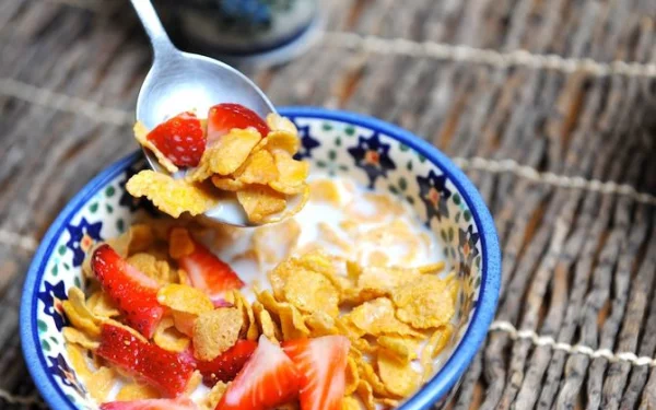 Recipe - dessert with YUMMOJI cornflakes and natural yogurt
