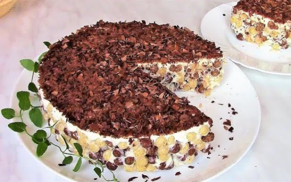 Rețeta - Tort crocant cu bile de ciocolata YUMMOJI